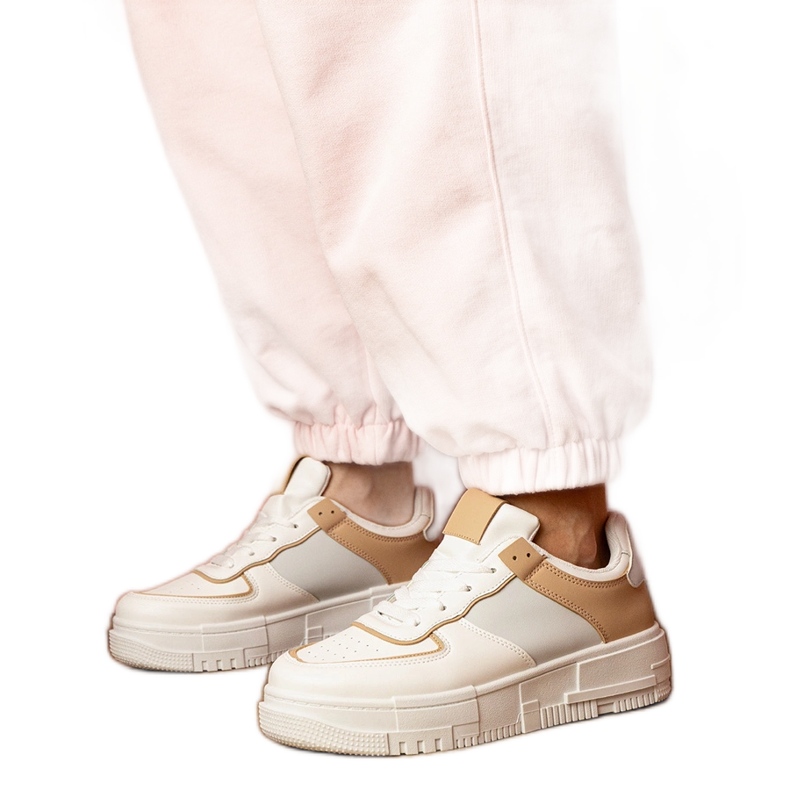 Zapatillas deportivas blancas y beige en platfotm