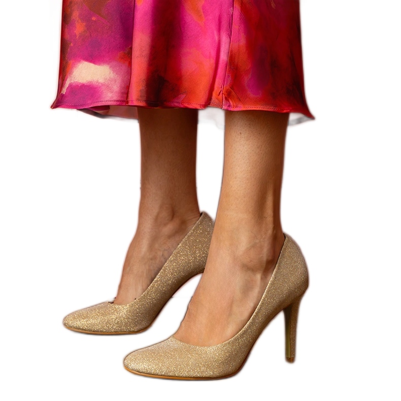 Bombas de oro en un acabado de brocado dorado Bombas de oro en un acabado de brocado dorado