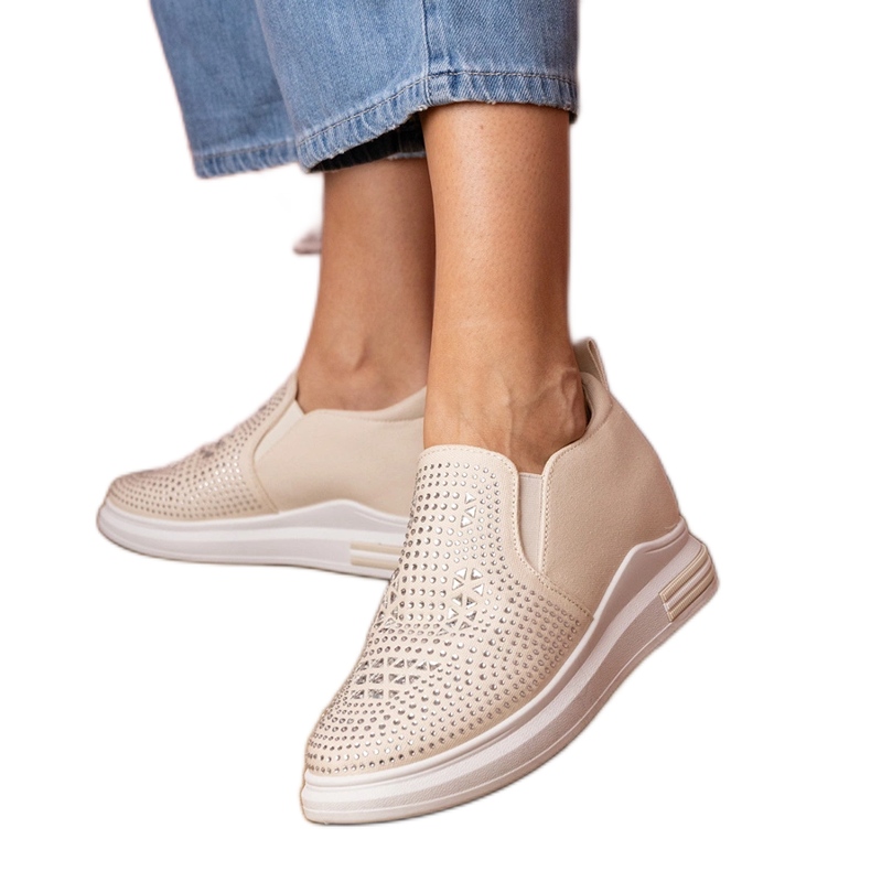 Zapatillas beige para mujeres con circones en una cuña oculta Zapatillas beige para mujeres con circones en una cuña oculta