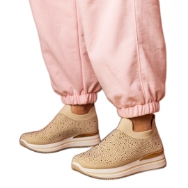 Zapatillas beige para mujeres en la plataforma con circones