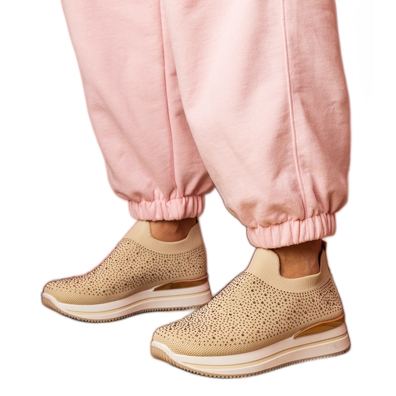 Zapatillas beige para mujeres en la plataforma con circones