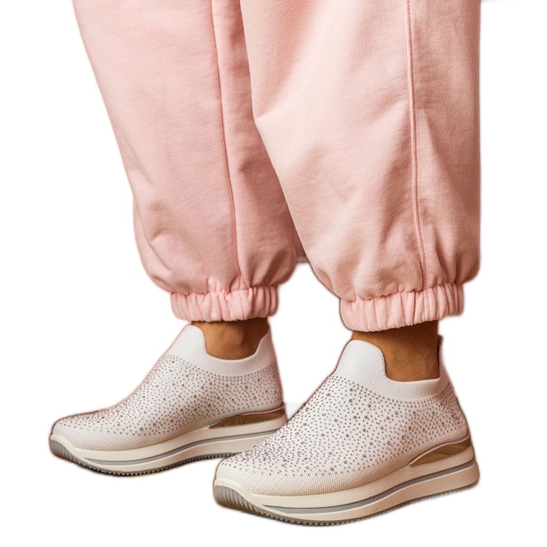Zapatillas de deporte para mujeres blancas en la plataforma con circones blanco