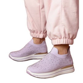 Zapatillas de zapatillas moradas en la plataforma con circones violeta