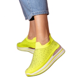 Zapatillas de neón amarillas en la plataforma con circones amarillo