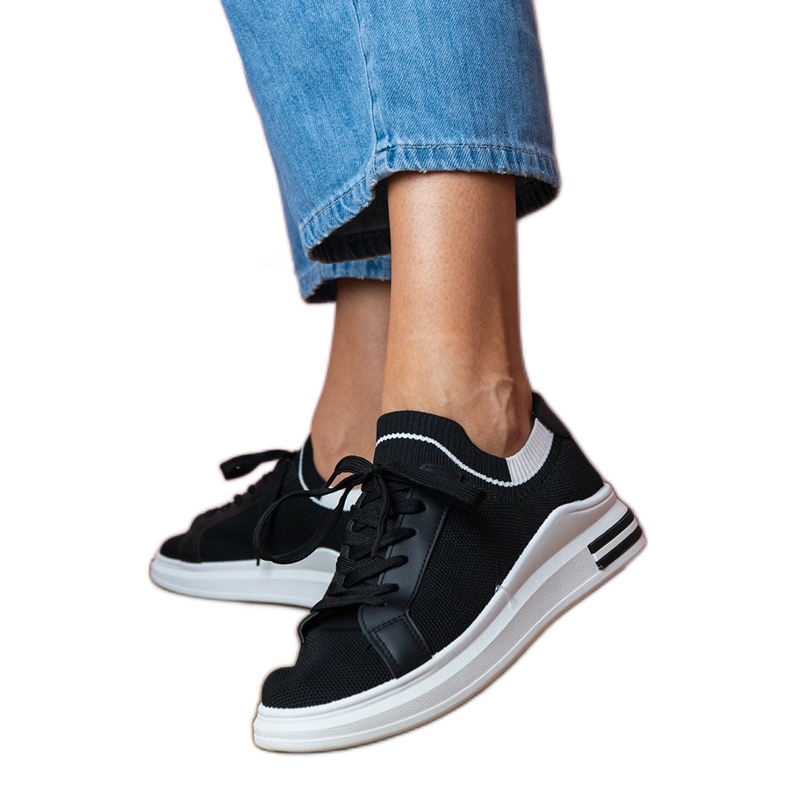 Zapatillas negras para mujeres en la plataforma con cordones negro