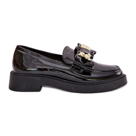 Mocasines pintados con arco y un broche negro decorativo