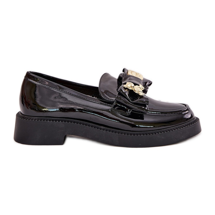 Mocasines pintados con arco y un broche negro decorativo