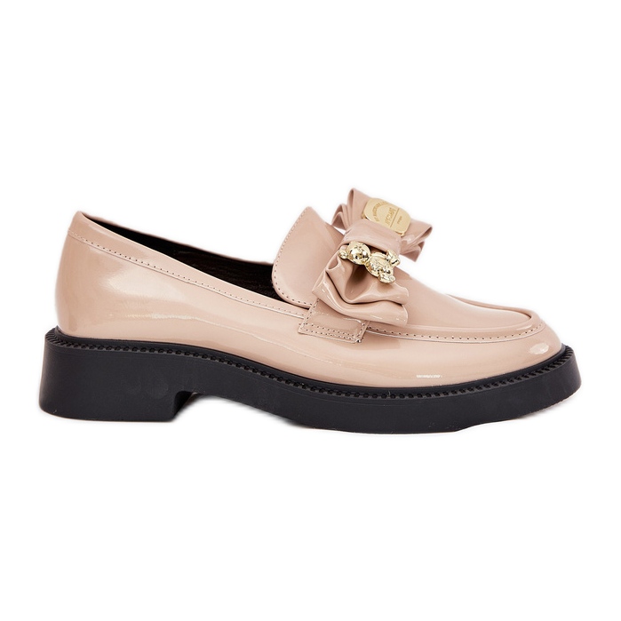 Mocasines pintados con un arco y un broche beige decorativo
