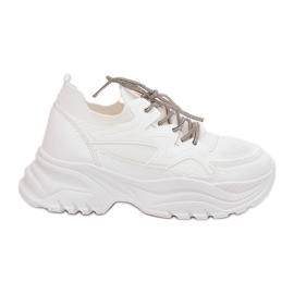 Zapatillas de deporte para mujeres en una plataforma decorativa de cordones blancos
