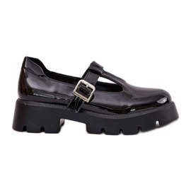 Zapatos pintados para mujeres con una abrazadera en la plataforma y tacones planos negros