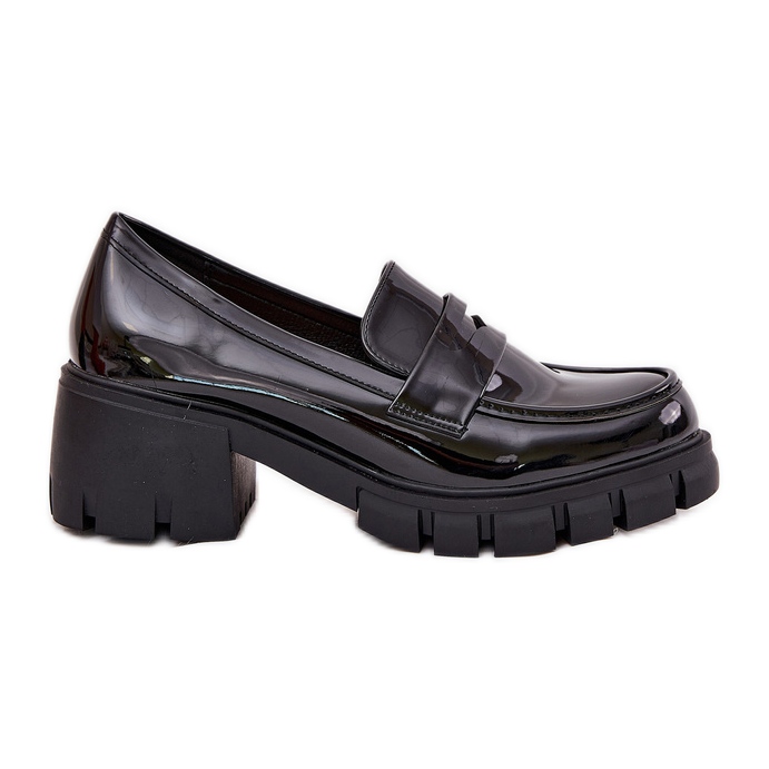 Zapatos de mujer pintados en un tacón masivo negro