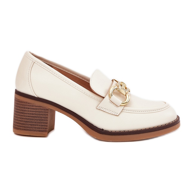 Zapatos de mujer con un detalle dorado con tacones beige