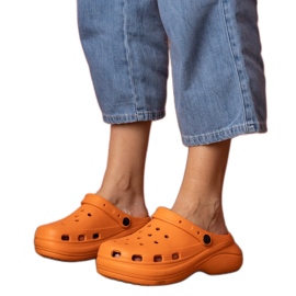 Naranja construida -up flip -flops en la plataforma