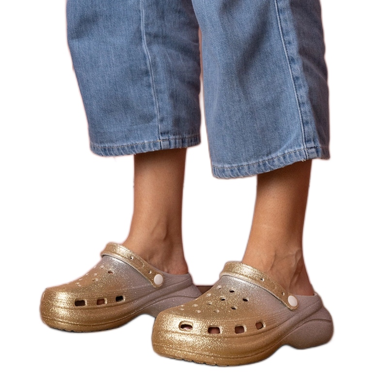 Flip-flops acumulados en la plataforma de oro en la plataforma