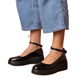 Zapatos negros barnizados en la plataforma