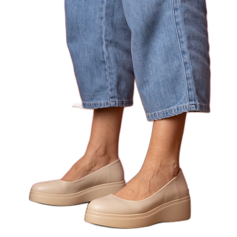 Zapatos beige en la plataforma ecológica