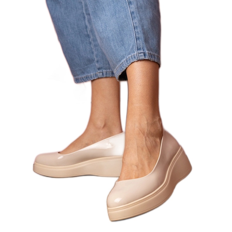 Zapatos con beige en la plataforma Zapatos con beige en la plataforma