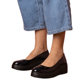 Zapatos negros barnizados en la plataforma