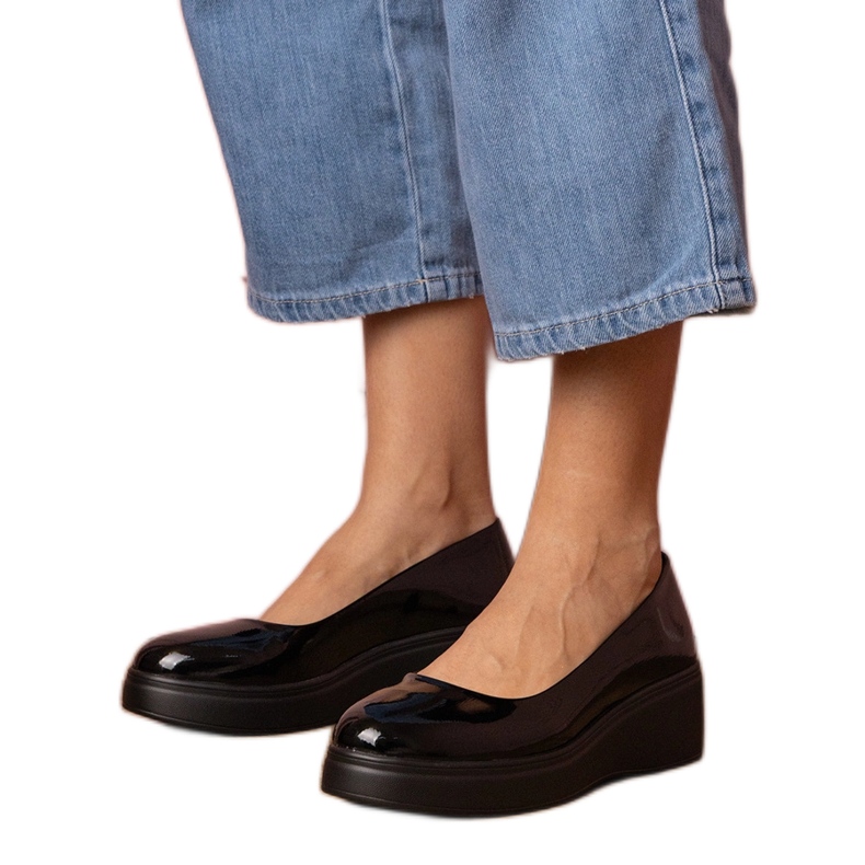 Zapatos negros barnizados en la plataforma