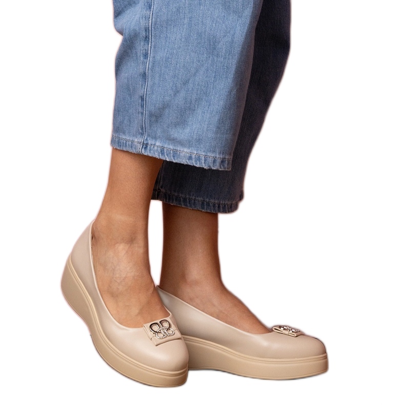 Zapatos beige en la plataforma con decoración de circón Zapatos beige en la plataforma con decoración de circón