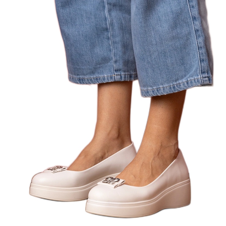 Zapatos blancos en la plataforma con decoración de circón Zapatos blancos en la plataforma con decoración de circón