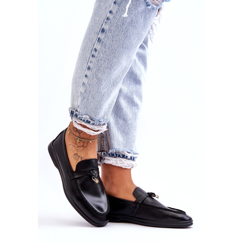 Mocasines negros para mujeres con un candado decorativo