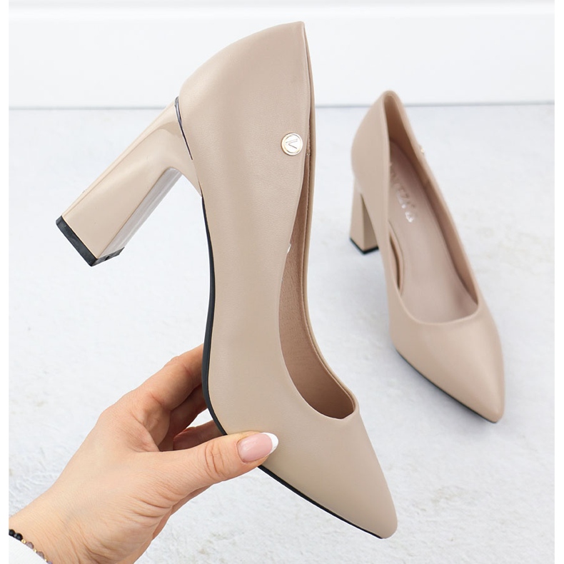 Vinceza Bombas para mujeres en una publicación decorativa beige vincza 62221
