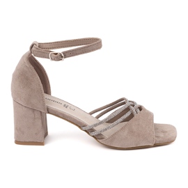 Goodin Sandalias de gamuza beige en la publicación