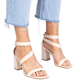 Sandalias beige en el poste con una hebilla