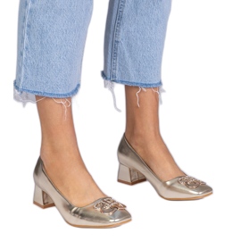 Bombas de oro con tacones bajos con circones dorado