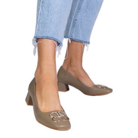 Bombas verdes con tacones bajos con circones