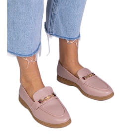 Mocasines rosas con decoración dorada.