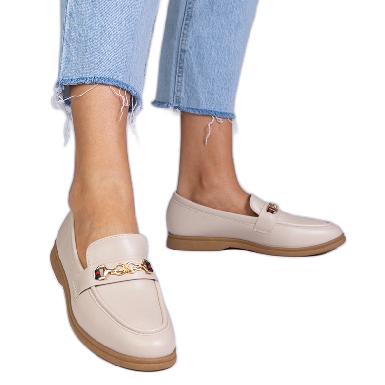 Mocasines beige con decoración dorada. Mocasines beige con decoración dorada.