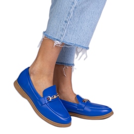 Mocasines azules con una decoración dorada