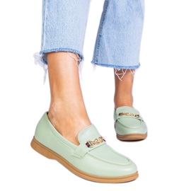 Mocasines verdes con decoración dorada. Mocasines verdes con decoración dorada.