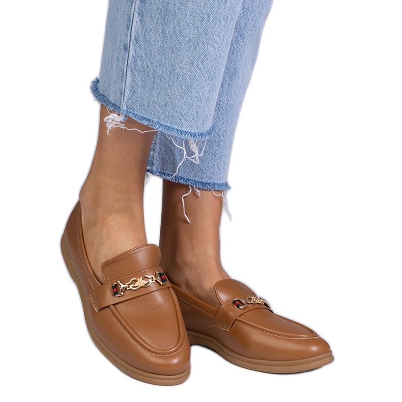 Mocasines marrón oscuro con una decoración dorada Mocasines marrón oscuro con una decoración dorada