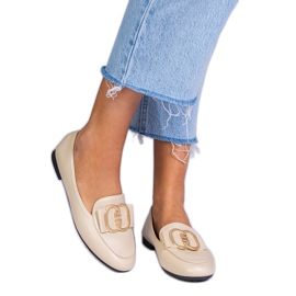 Mocasines de mujer beige con una decoración dorada