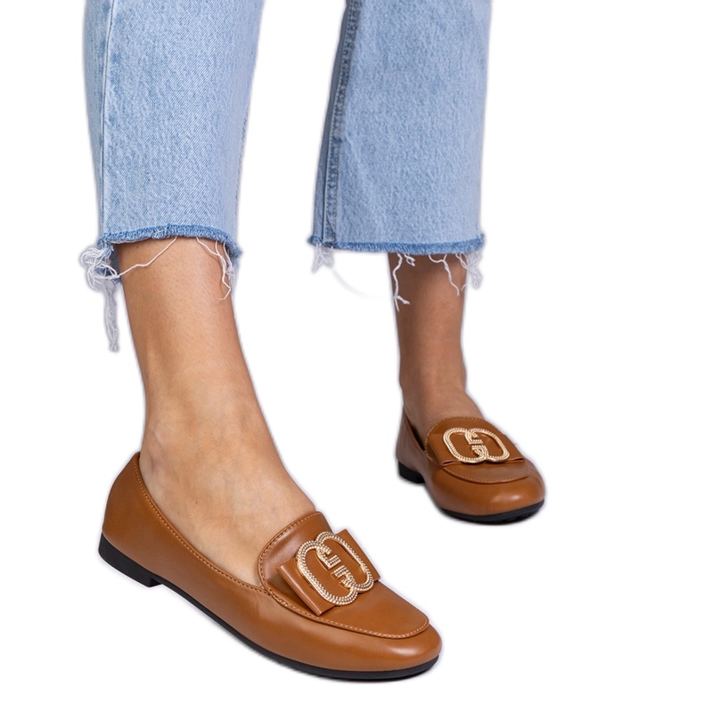 Mocasines de mujer marrón con una decoración dorada