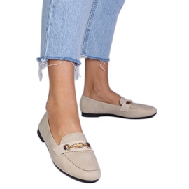 Mocasines beige con un acabado mate con una decoración dorada Mocasines beige con un acabado mate con una decoración dorada