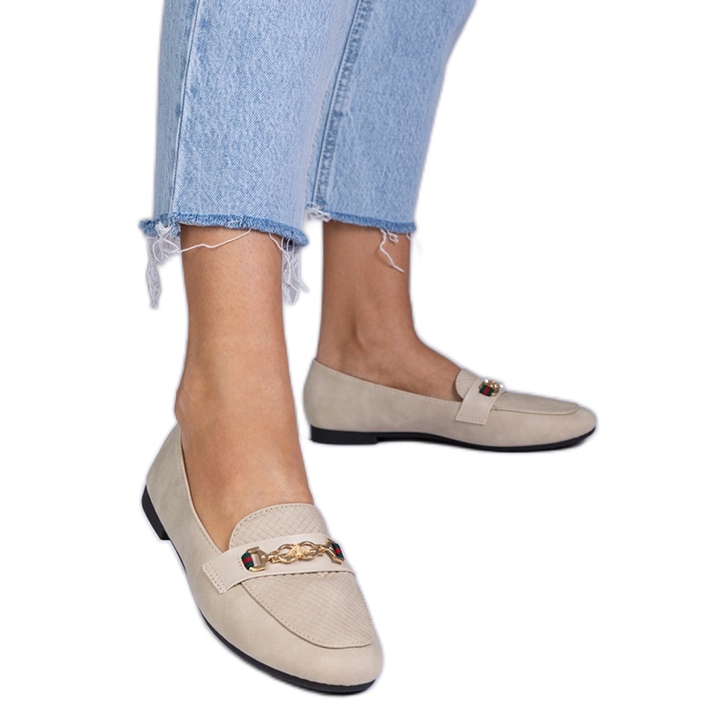 Mocasines beige con un acabado mate con una decoración dorada Mocasines beige con un acabado mate con una decoración dorada