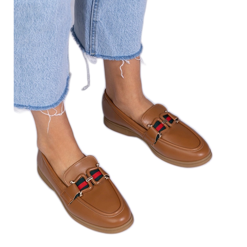 Mocasines marrones con eco -leather con un adorno marrón Mocasines marrones con eco -leather con un adorno marrón