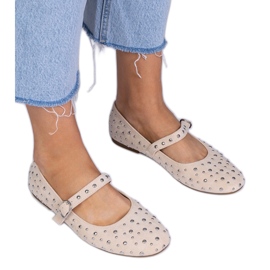 Bailarinas beige con tachuelas y hebillas
