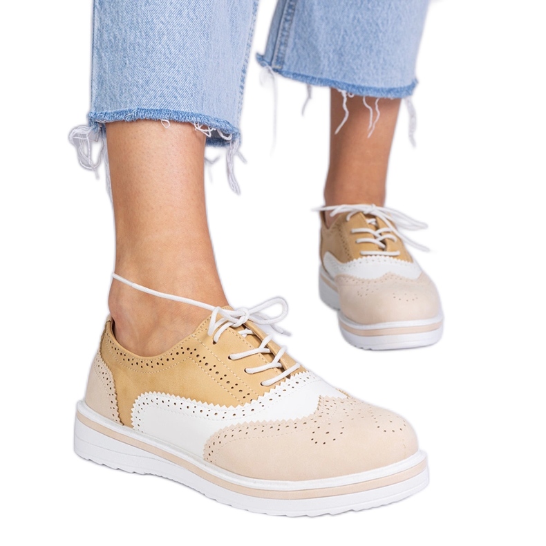 Zapatos beige clásico de oxford