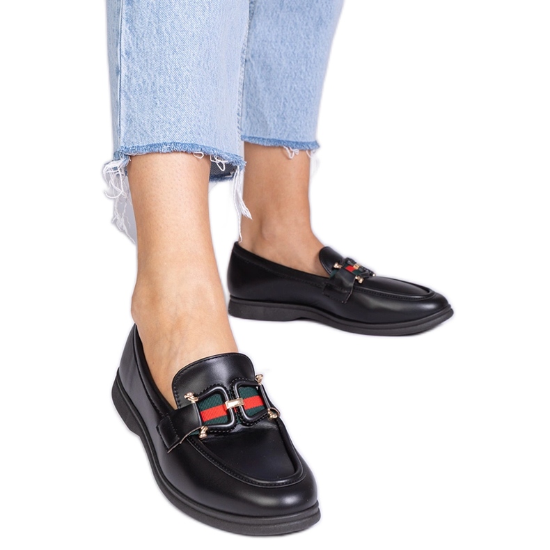 Mocasines negros ecológicos con un adorno