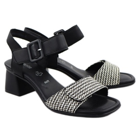 Las sandalias femeninas remonte negro