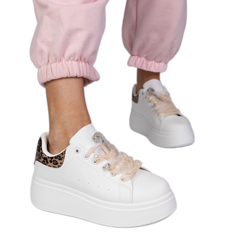 Zapatillas blancas con un inserto de leopardo y un alfiler de circón blanco