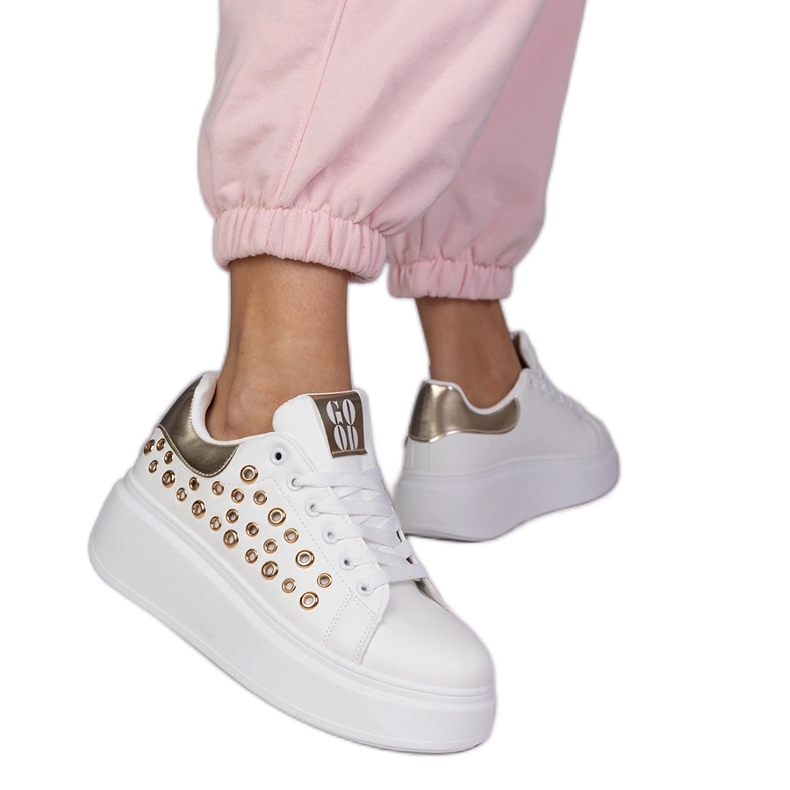 Zapatillas blancas con un inserto dorado y tachuelas blanco