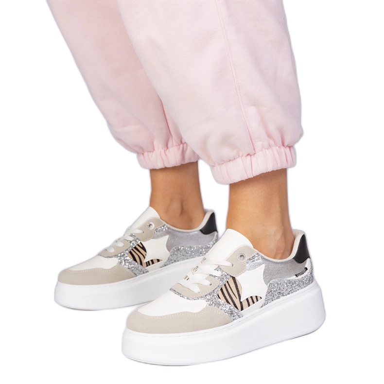 Zapatillas beige con purpurina. Zapatillas beige con purpurina.