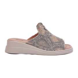 Cuñas de mujeres con cuña con un patrón animal de castillo beige Cuñas de mujeres con cuña con un patrón animal de castillo beige