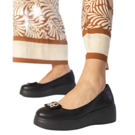 Zapatos negros en la plataforma con decoración de circón